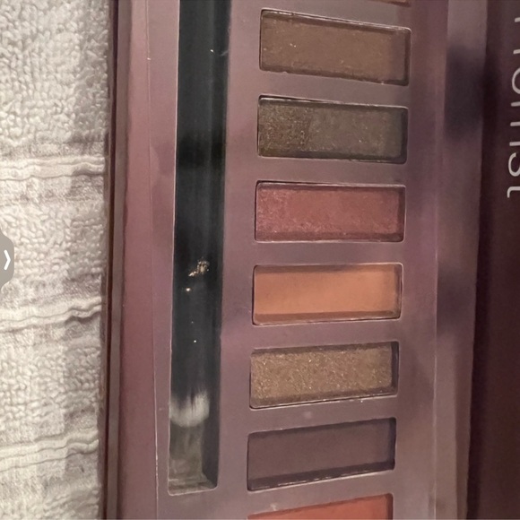 Eyeshadow palette - Picture 3 of 5